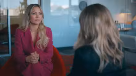 Running Point todavía presenta a Kate Hudson como Isla Gordon, sentada frente a Nicole Richie con un traje rosa.
