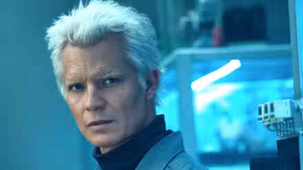 Kirsh de Timothy Olyphant mira con curiosidad algo en Alien: Earth temporada 1