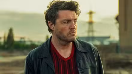 Tom Burke como Guy en Legends en Netflix