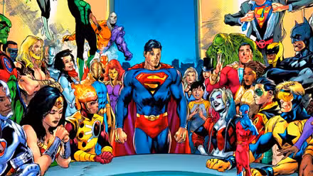 Superman en la cabecera de una mesa de conferencias con miembros de la Liga de la Justicia apiñados en la sala.