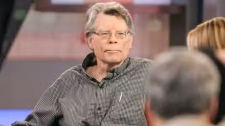 Stephen King sentado en una silla en Good Morning America