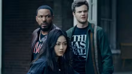 Kimiko (Karen Fukuhara), MM (Laz Alonso) y Hughie (Jack Quaid) lucen cautelosos en la temporada 3 de The Boys