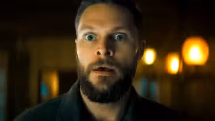 Jack Reynor como Charlie luciendo muy sorprendido en La Momia de Lee Cronin