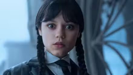 Jenna Ortega como Wednesday luciendo sorprendida en el miércoles de Netflix