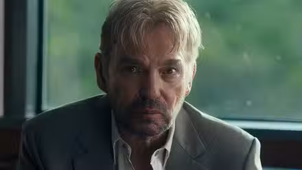 Tommy luce serio en el episodio 9 de la temporada 1 de Landman