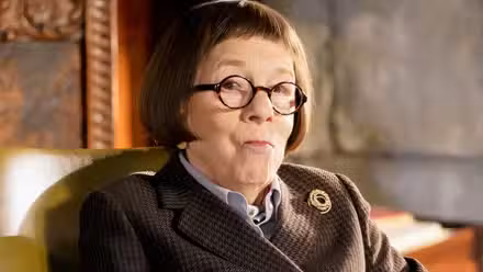 Hetty Lange (Linda Hunt) sonriendo con aire de suficiencia en NCIS Los Ángeles