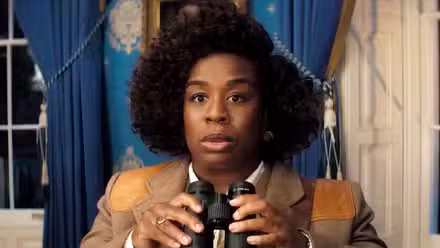 Uzo Aduba con binoculares en The Residence