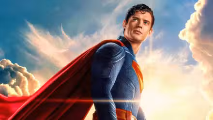 Superman de David Corenswet mira el horizonte frente a un cielo soleado en el póster de Superman