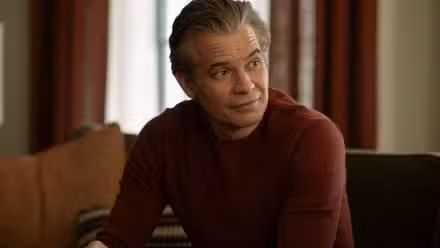 Derek Browne (Timothy Olyphant) sentado con las manos cruzadas en Full Circle