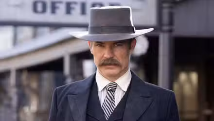 Timothy Olyphant como Seth Bullock mirando intensamente en Deadwood: The Movie de 2019