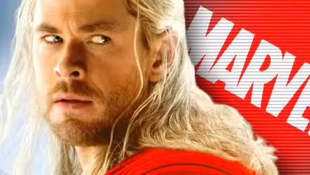 Thor mirando con recelo el logo de Marvel.