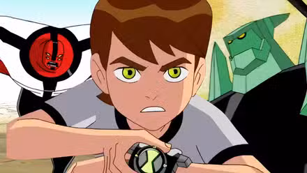 Ben Ten ajustando su reloj con Diamondhead y Four Arms de fondo.