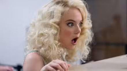 Emma Stone como Annie Landsberg con la boca abierta en shock en Maniac de Netflix, episodio 4