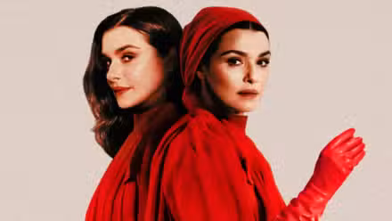 Los gemelos Mantle posan espalda con espalda en una imagen promocional de Dead Ringers