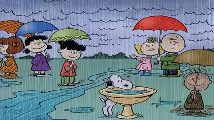 La pandilla Peanuts bajo la lluvia con paraguas.