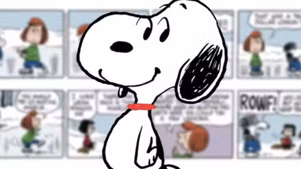 Snoopy (primer plano) frente a los cómics de Peanuts (fondo)