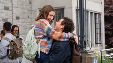 Garrett levanta a Hannah en el episodio 3 de la temporada 1 de Off Campus