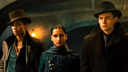 Kit Young como Jesper, Anita Suman como Inej y Freddy Carter como Kaz lucen serios en Shadow and Bone
