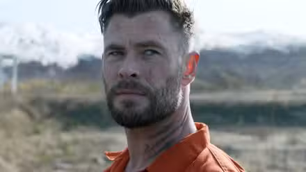 Chris Hemsworth frente a una vista de la montaña como Tyler Rake en Extraction 2