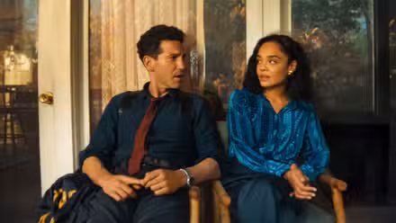 Jon Bernthal y Tessa Thomson sentados uno al lado del otro, mirándose en His & Hers