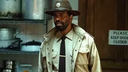 Bechir de Kevin Carroll parece preocupado mientras está en una cocina en Widow's Bay