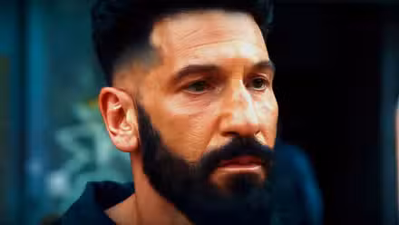 Frank Castle mirando al anarquista en Punisher One Last Kill