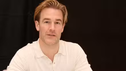 James van der Beek en una rueda de prensa para Pose