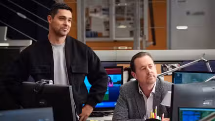 Torres y McGee sonriendo juntos en un episodio de la temporada 23 de NCIS