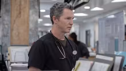 Dr. Jack Abbot (Shawn Hatosy) en la temporada 2 de The Pitt