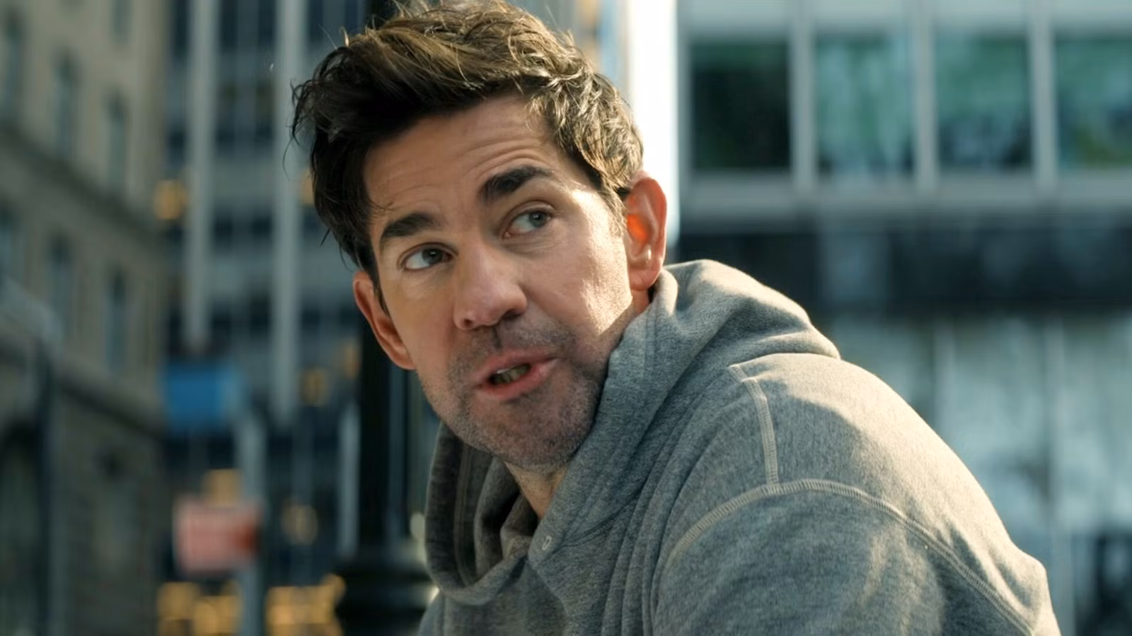 La nueva y exitosa película de John Krasinski sobre Jack Ryan se salta el estreno en cines para la transmisión, explicada por el director