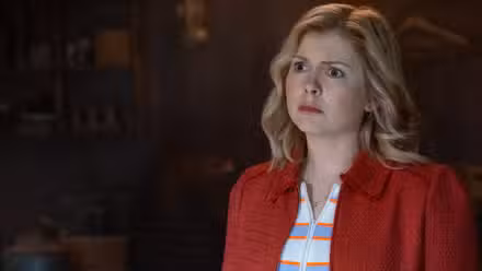 Rose McIver como Samantha Arondekar en la temporada 5 de Ghosts