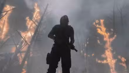 Will Yun Lee como Kovacs Prime en la temporada 1 de Altered Carbon, de pie en un bosque en llamas.