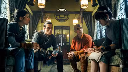 Katara, Sokka, Aang y Toph se sientan juntos en la temporada 2 de Avatar The Last Airbender