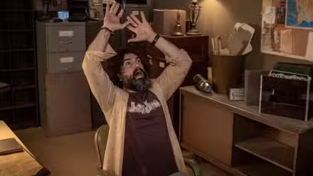 David Alpay como Jade gritando mientras está sentado con la mano levantada en el episodio 5 de la temporada 4.