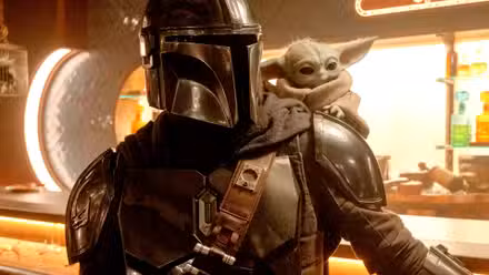 Mando en un bar con Grogu al hombro en The Mandalorian y Grogu