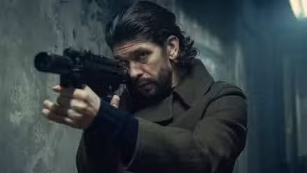 Ben Whishaw con una pistola en Black Doves