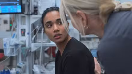 Supriya Ganesh y Katherin LaNasa en la temporada 2 de The Pitt