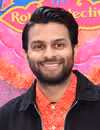 Foto de cabeza de Asif Ali en el estreno del programa de televisión Mira Royal Detective