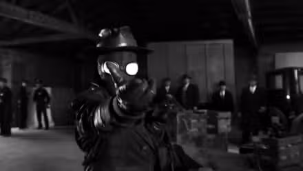 La Araña de Nicolas Cage disparando una telaraña en Spider-Noir