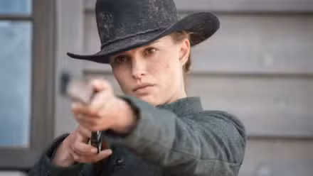 Natalie Portman como Jane Hammond con una pistola en Jane Got a Gun