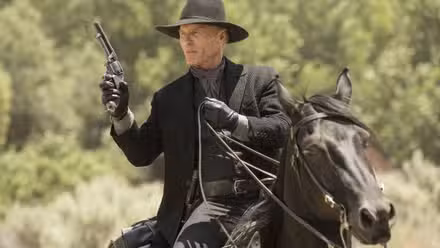 El Hombre de Negro (Ed Harris) montando a caballo y portando un revólver en Westworld