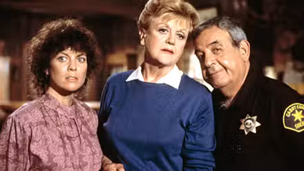 Jessica Fletcher junto a otra mujer y un sheriff en Murder, She Wrote