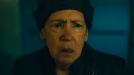 Primer plano de la tía Lydia (Ann Dowd) luciendo atónita en The Handmaid's Tale Temporada 6 Ep 3