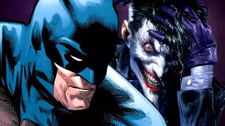 El Joker sonríe tocándose la cara mientras Batman mira por encima del hombro.