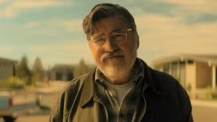 Alfred Molina como Sam en The Boroughs en Netflix