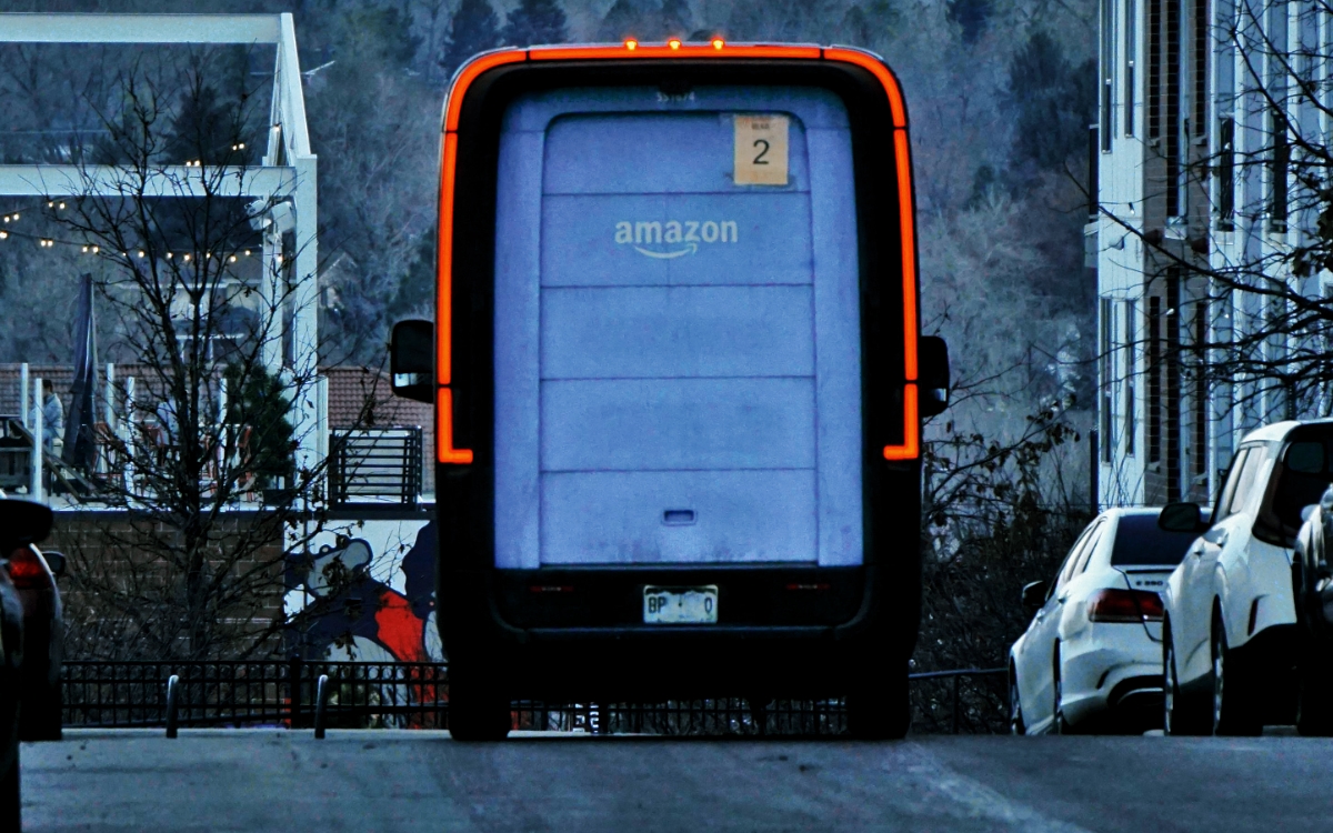 Amazon paga más de 9 mdd a NYC por contaminar con sus automóviles