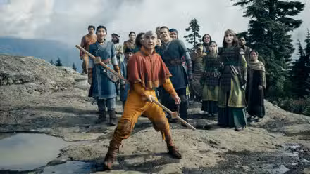 Aang protegiendo a un grupo de personas en Avatar The Last Airbender temporada 2