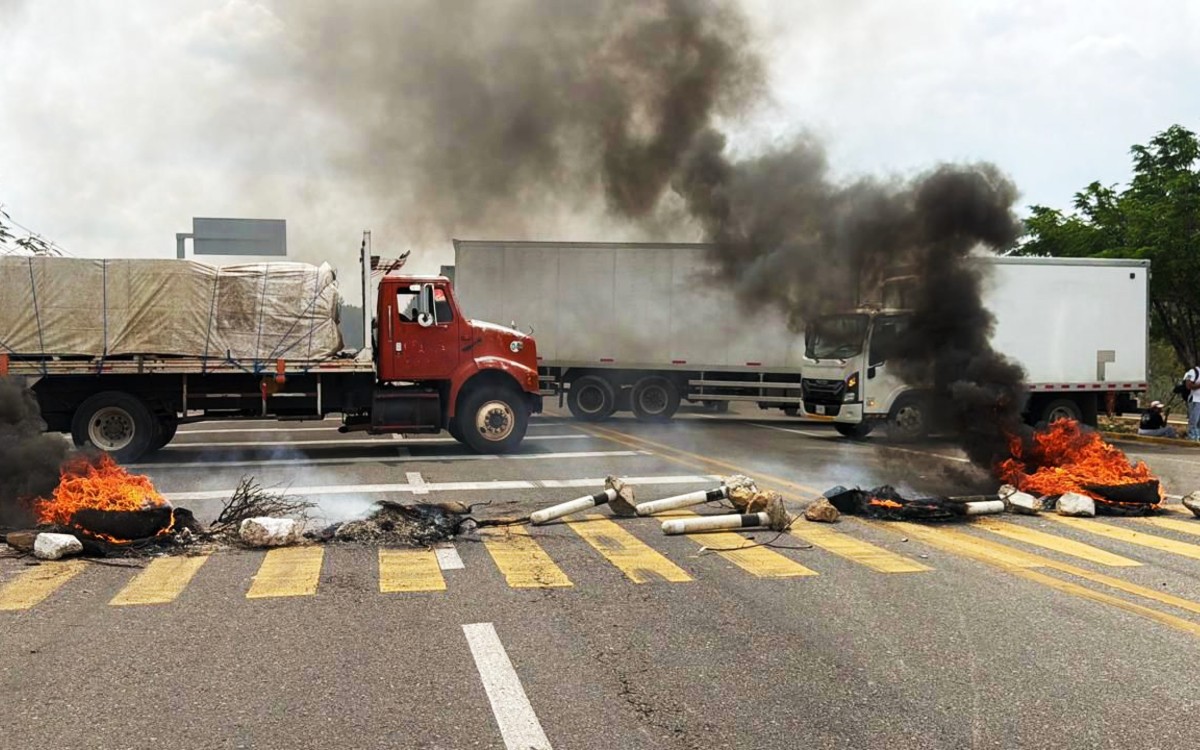 CNTE denuncia agresión armada durante bloqueo en Mitla