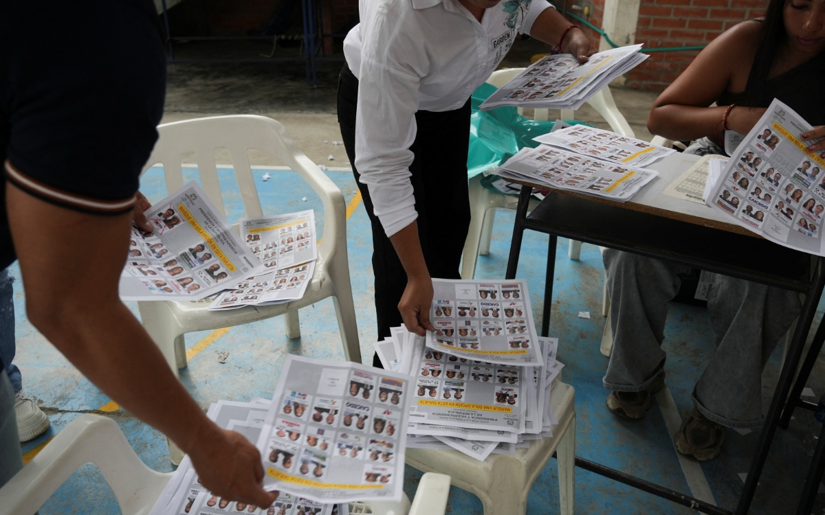 Cierran casillas en Colombia; inicia el conteo de votos presidenciales