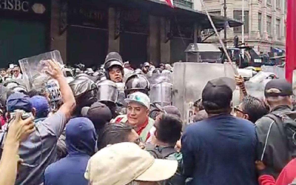 Con escudos y gases, policía impide plantón de CNTE en el Zócalo